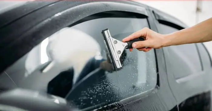 Dán phim cách nhiệt kính lái – Lợi ích và lưu ý khi sử dụng 1 dan-phim-cach-nhiet-kinh-lai-loi-ich-va-luu-y-khi-su-dung