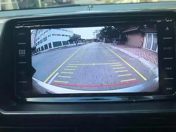 man-hinh-cam-bien-lui-oto-tim-hieu-a-z