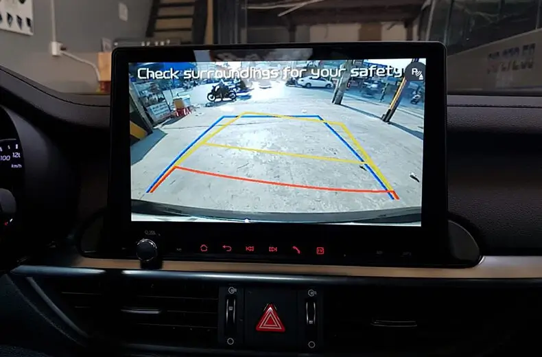 man-hinh-cam-bien-lui-oto-tim-hieu