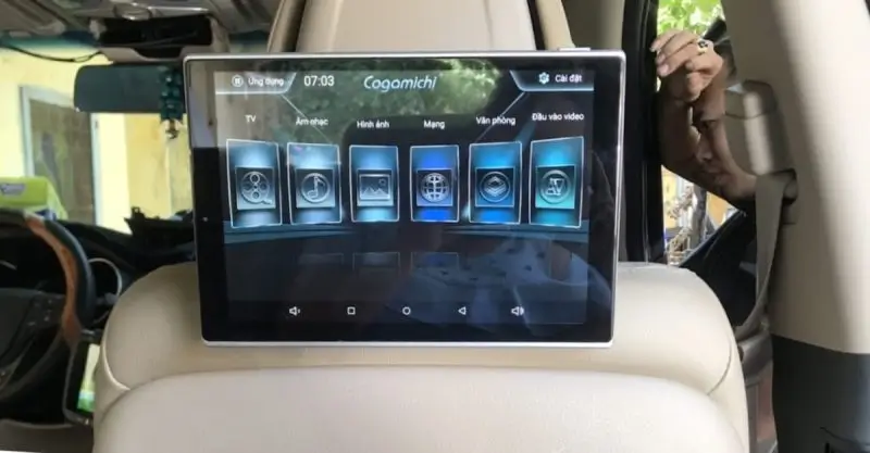 man-hinh-goi-dau-o-to-tien-ich-va-lua-chon-phu-hop-cho-chuyen-di
