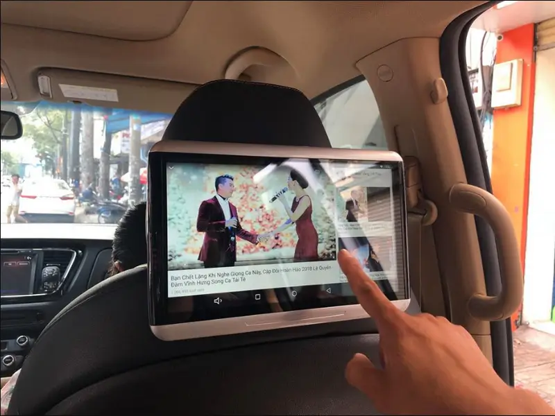 man-hinh-goi-dau-o-to-tien-ich-va-lua-chon-phu-hop