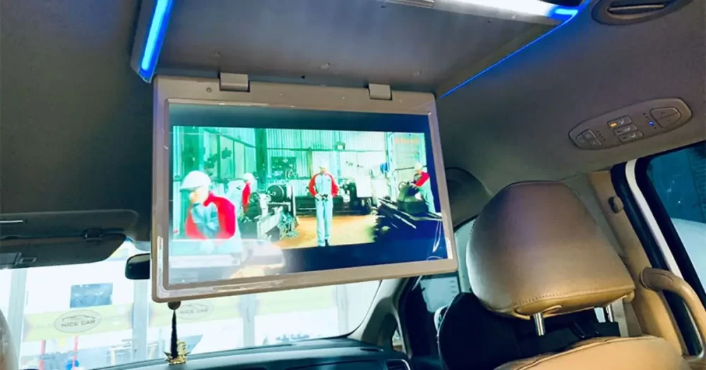 Màn hình ốp trần ô tô 7 chỗ – Lựa chọn hoàn hảo cho giải trí trên xe hơi 3 man-hinh-op-tran-o-to-7-cho