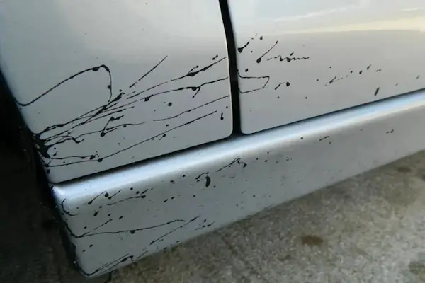 cach-tay-nhua-duong-tren-xe-o-to-tai-nha