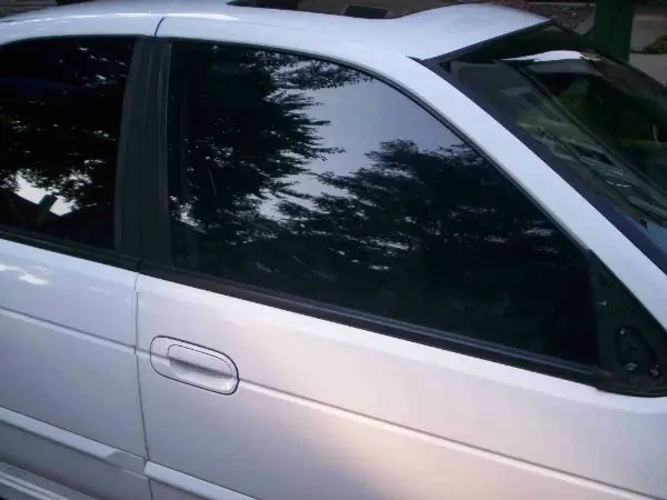 Dán kính ô tô 1 chiều – Giải pháp tối ưu cho sự riêng tư và chống nắng 2 dan-kinh-o-to-1-chieu