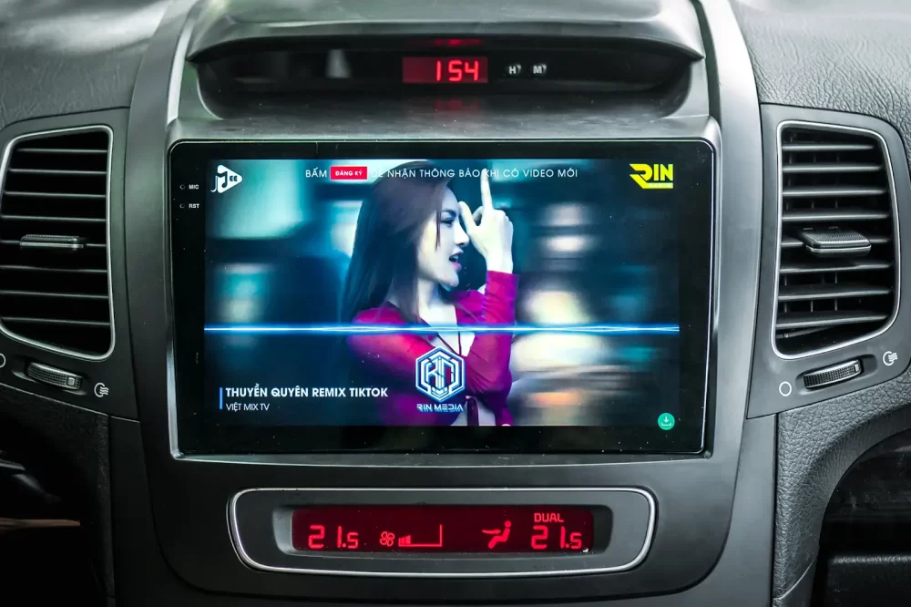 man-hinh-android-gan-ngoai-o-to-giai-phap-nang-cap-tien-ich