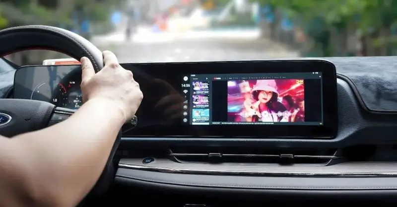 man-hinh-android-gan-ngoai-o-to-giai-phap-nang-cap-tien-ich-cho-xe-yeu