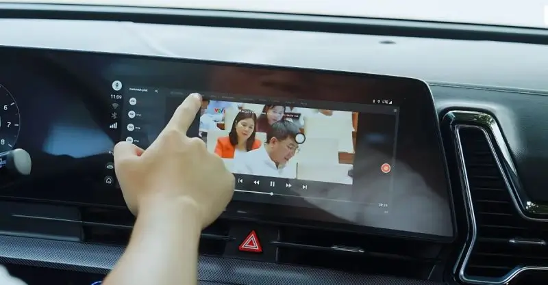 man-hinh-android-gan-ngoai-o-to