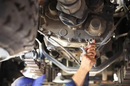 Xe hơi bị đụng gầm: Nguyên nhân, cách khắc phục và lưu ý quan trọng 2 xe-hoi-bi-dung-gam-cach-khac-phuc-va-luu-y-quan-trong